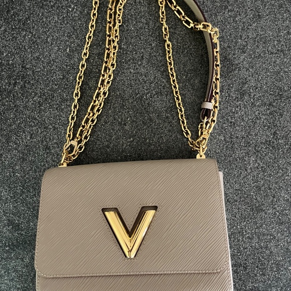 The Louis Vuitton Epi Twist L - Picture 2 of 5